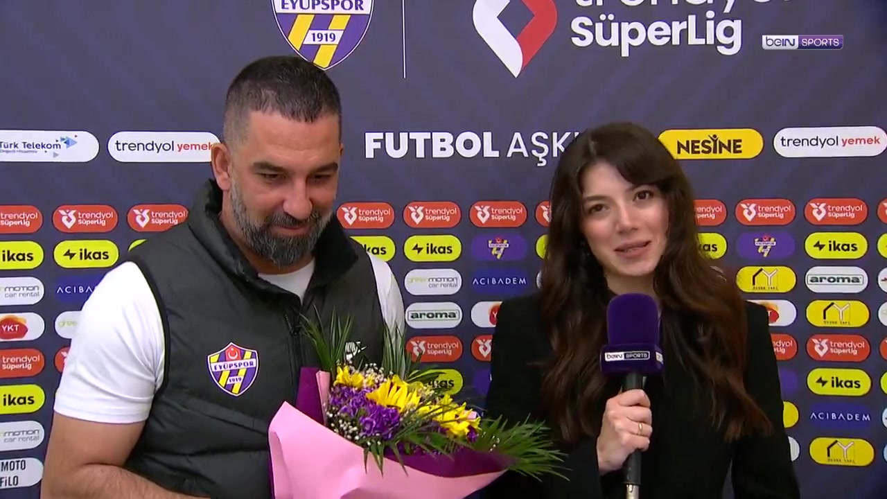 暖男💖恰逢母亲节，图兰给一名怀孕的记者送上鲜花和祝福