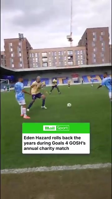 胖了🥵34岁已退役的阿扎尔参加慈善赛，带球时不慎滑倒